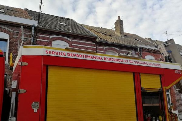 Intervention des pompiers sur des toitures endommagées à Valenciennes.