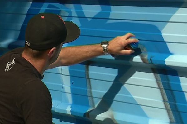 Sery applique les dernières couches de peinture sur sa fresque géante. 