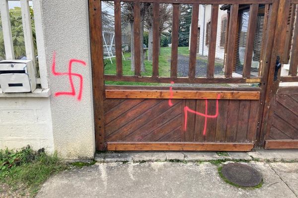 Des tags retrouvés sur un portail à Courlon-sur-Yonne.