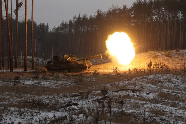 Un tank ukrainien tire sur des positions russes dans la région de Lugansk (Ukraine), le 12 janvier 2023.