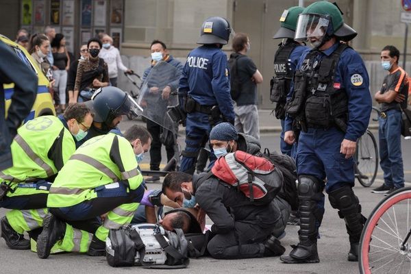 Un manifestant a fait un malaise près avoir reçu des gaz lacrymogènes, le mardi 22 sptembre à Berne. La police tentait de déloger le campement improvisé devant le parlement