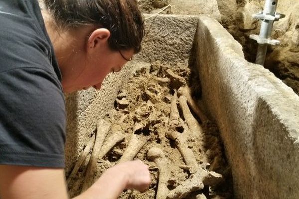 Des dizaines d'autres sarcophages pourraient être mis au jour dans la crypte.