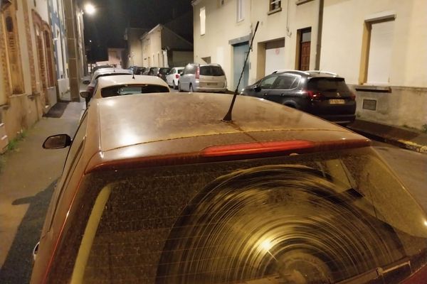 Cette voiture aurait besoin d'être rincée après avoir été recouverte d'une pellicule de sable du Sahara durant le week-end des 06 et 07 avril 2024.