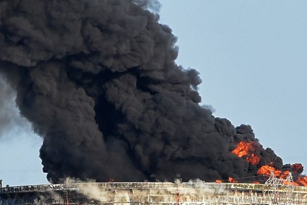 Le 14 juillet dernier, une épaisse fumée s'échappe de l'une des deux cuves touchées 