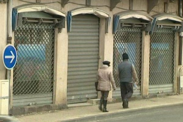 Vitrines fermées au centre ville d'Agde. Le bassin d'emploi d'Agde-Pézenas détient le record de France du nombre de chômeurs en novembre 2013 avec 17,9%