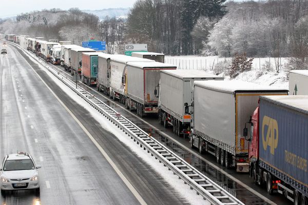 L'autoroute A36 au sud de l'Alsace enneigée. (image d'illustration)