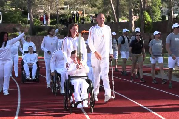 Le relais collectif emmené par le jeune Antoine Avati sur la piste d'athlétisme du CREPS de Boulouris à Saint-Raphaël.