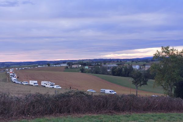 Des défilés de camions, de voitures et de campings cars. Du jamais vu dans la commune de Rayssac.