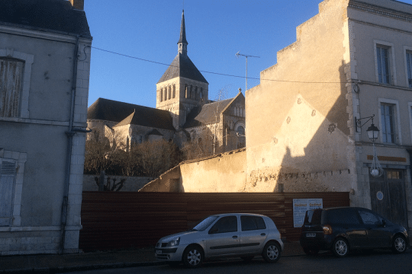 Le futur bâtiment contemporain sera situé à quelques mètres de l'abbatiale romane. 