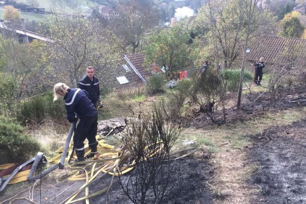 Une quarantaine de pompiers se sont mobilisés pour éteindre l'incendie du lieu-dit de Fridoucet, à Villeneuve-d'Allier. Situé sur dans un secteur très accidenté, le feu a été difficile à maîtriser.