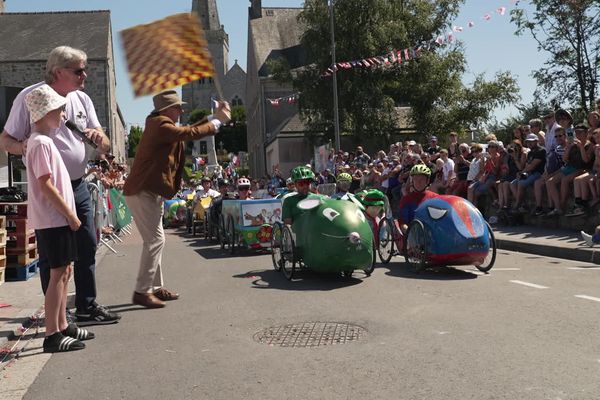 Le départ de la manche manchoise de la Coupe de France de voitures à pédales à Réville, dans le Val-de-Saire, dimanche 11 août 2024.