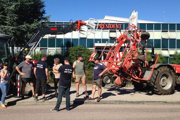 Une vingtaine d'agriculteurs ont investi l'entrée de l'usine Lactalis de Corcieux sans pour autant bloquer l'activité