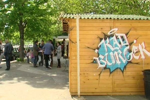 Le chalet "Kad Burger" est un lieu de rencontre, dans le quartier de la Reynerie à Toulouse. 