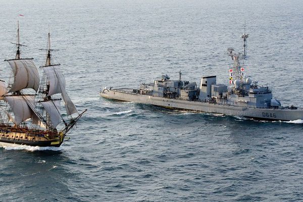 L'Hermione et la frégate anti-sous-marine "Latouche-Tréville" de la marine nationale naviguant au large des côtes françaises l'une à côté de l'autre, dimanche 19 avril au matin.