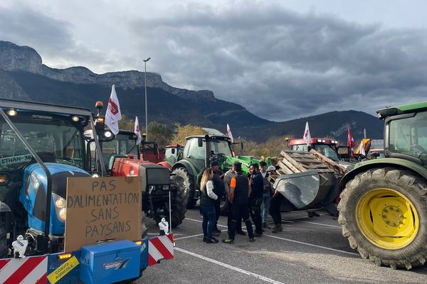 Des agriculteurs se sont réunis ce lundi 18 novebre autour de Grenoble pour protester contre l'accord de signature du Mercosur.