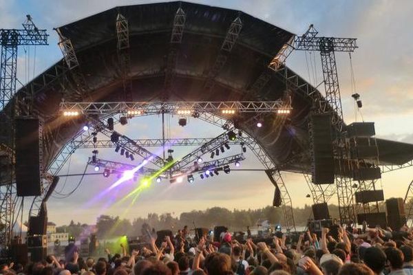 La scène de la plage attire toujours de nombreux festivaliers.