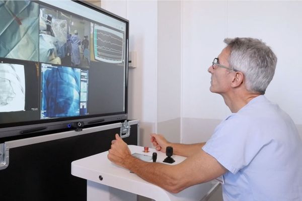 A l'aide de deux joystick et d'un écran, le professeur Sabatier peut pratiquer une angioplastie pulmonaire à distance.