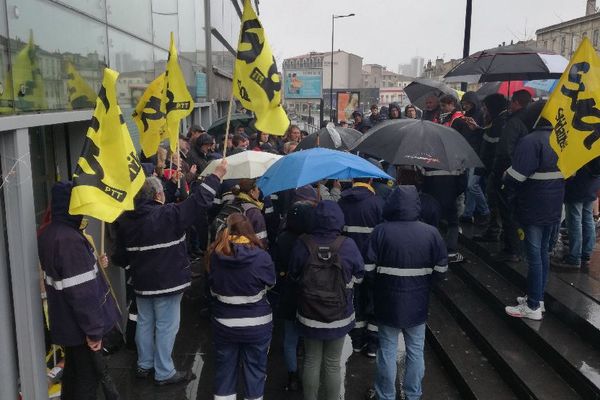 Selon les manifestants, plus de 200 postiers grévistes se sont rassemblés ce matin à Mériadeck à Bordeaux.