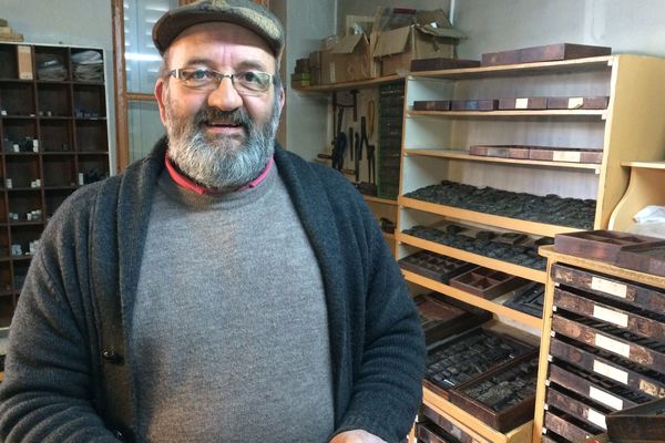 A Clermont-Ferrand, Thierry Malty confectionne des tampons en caoutchouc de façon artisanale. 