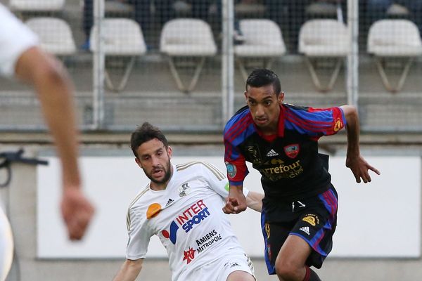 Rafik Boujedra, en bleu et rouge, dans un match face à Amiens.