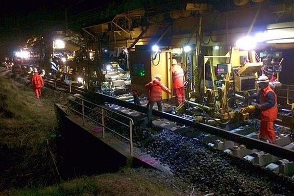 Carcassonne - le train usine de RFF change les voies et le ballast - janvier 2017.