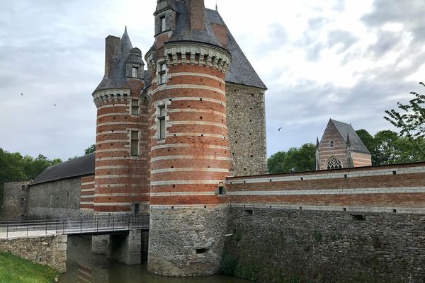 L'entrée du château de Mortiercrolles laisse deviner un vaste domaine composé de logis, tours, chapelle... 