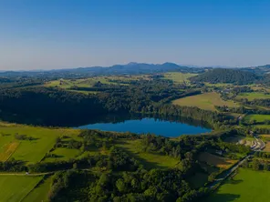 Le Gour de Tazenat (Puy-de-Dôme) est un lac formé à la suite d'une éruption volcanique.