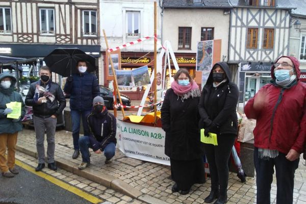 L'association " Non à l'Autoroute" rassemblée à Pont de l'Arche contre le projet du contournement Est