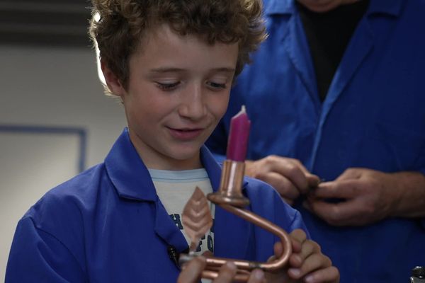 Avec l'aide de Jean-François, Hector, 9 ans, a réalisé un bougeoir en cuivre.