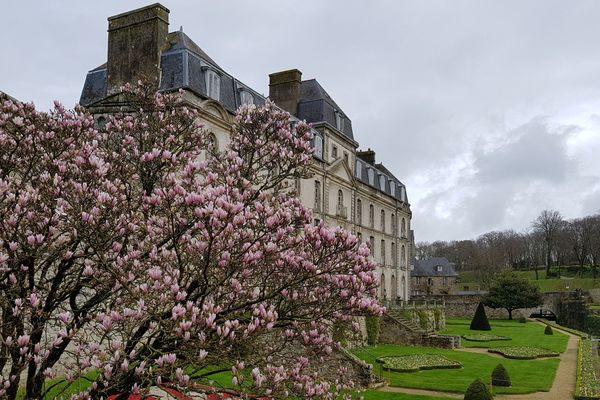 Les jardins fleuris des remparts à Vannes.