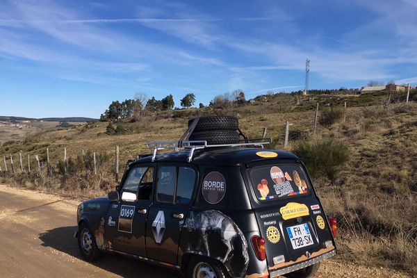 En Haute-Loire, deux jeunes passionnés de mécanique se préparent pour le 4L Trophy au départ de Biarritz le 20 février. 