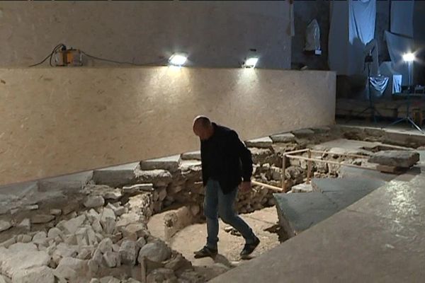 Chantier de fouilles archéologiques dans la cathédrale de Senez