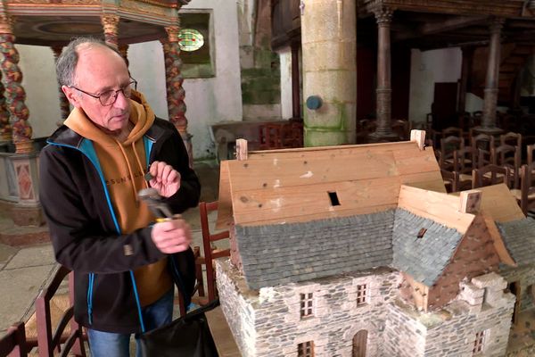 "Je fais mon petit ciment : un tiers de ciment, un tiers de chaux. Pour que ça tienne, je mets des petites pointes sinon, tout casse, le ciment ne colle pas sur du bois."