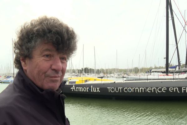 C'est le skipper Jean Le Cam (ici devant son Imoca) qui a débuté cette journée du relais de la Flamme olympique dans le Finistère.