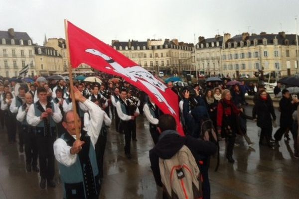 Le bagad de Vannes a défilé dans les rues malgré la pluie