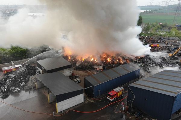 L'incendie s'étend sur près de 7000 m2