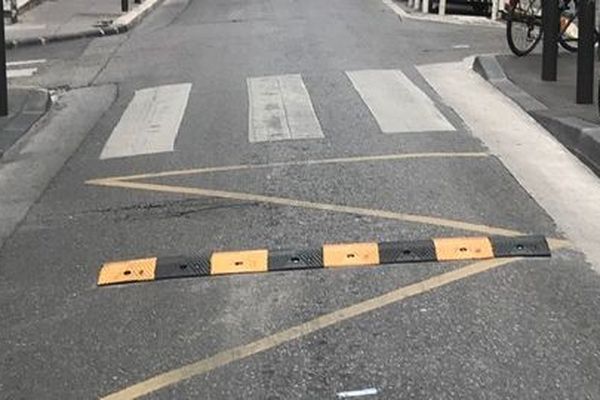 Un dos d'âne a été posé par les habitants et commerçants en colère contre le non respect de la vitesse autorisée rue Saint-Savournin