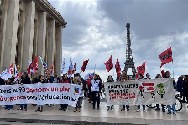 "Dans le 93 gagnons un plan d’urgence pour l’éducation", peut-on lire sur une banderole au Trocadéro.