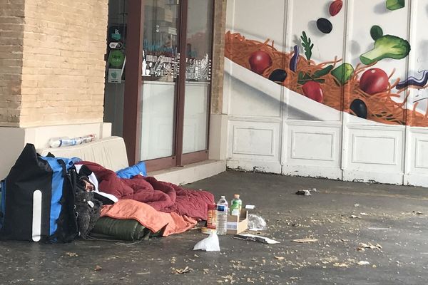 Une personne sans domicile fixe, à Toulouse, en mars 2020.