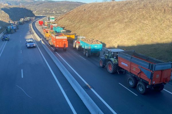 Des tracteurs bloquent le contournement de la RN88 au Puy-en-Velay ce jeudi 25 janvier.