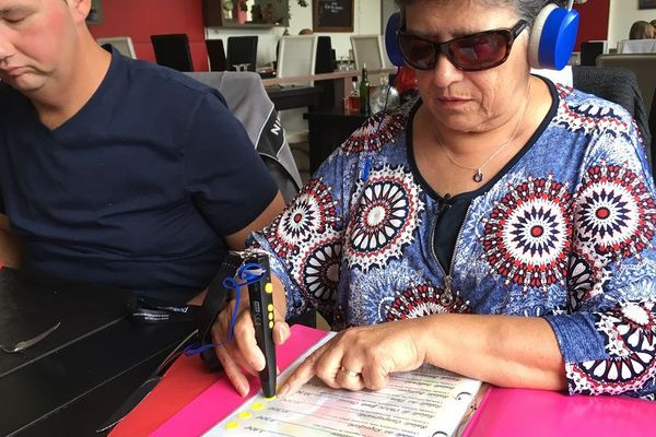 Un stylo "intelligent" capable de lire et de retranscrire les plats de la carte dans l'oreillette des malvoyants. 