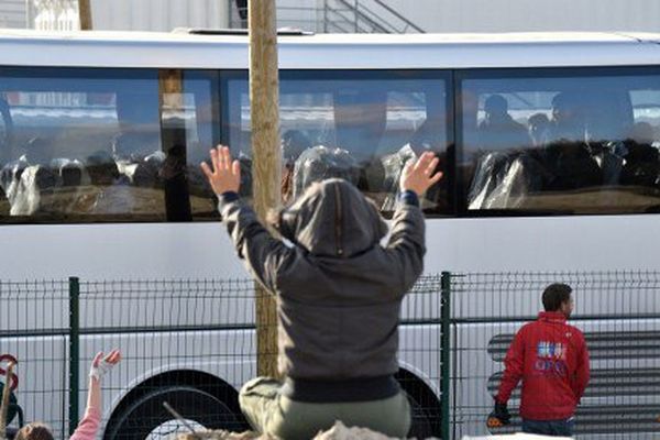 Départ en bus depuis Calais, mercredi 2 novembre, de plusieurs mineurs isolés répartis dans différentes régions de France. 