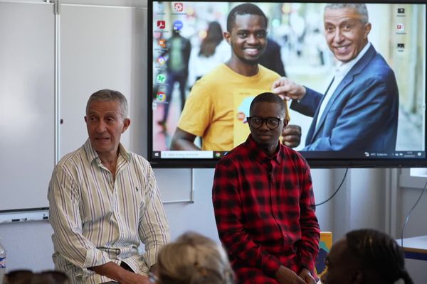 Mamadou Sow co-auteur d'un livre avec Azzouz Begag a mené des actions dans des établissements scolaires, qui ont convaincu le tribunal que la préfecture avait commis une "erreur manifeste d'appréciation", en ignorant sa "volonté d'intégration".