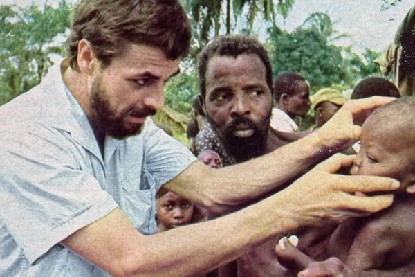 Louis Schittly et les enfants du Biafra. Le Biafra, en forme longue : république du Biafra, est entre 1967 et 1970, un état sécessionniste d'Afrique de l'Ouest situé dans la partie sud-est du Nigéria, la plus riche en réserves de pétroles. Deux millions de morts essentiellement dûs à la famine organisée. A eux s'ajoutent quatre millions de déplacés et trois millions de réfugiés.