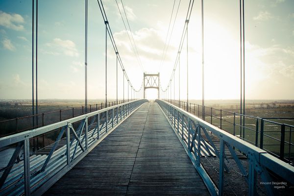 France, Charente-Maritime (17) : Tonnay-Charente, une passerelle dans les nuages. 25 décembre 2012, 15h39