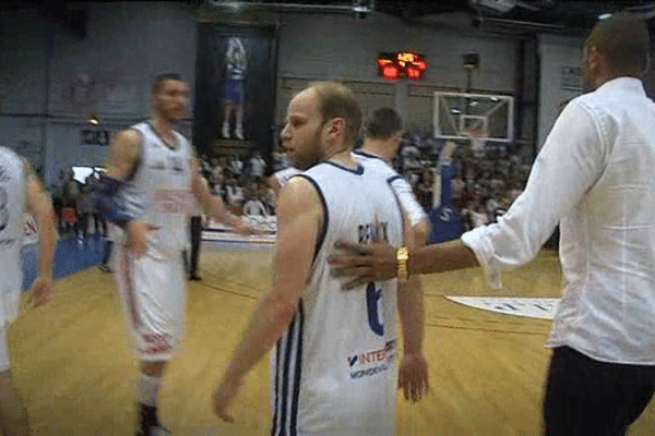 Nicolas Batum (de dos) tente de réconforter les joueurs du CBC après leur défaite ce dimanche face à Epinal