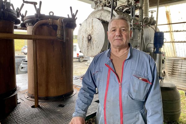 Jean-Pierre Chambras fabrique de l'eau de vie depuis plus de 40 ans.