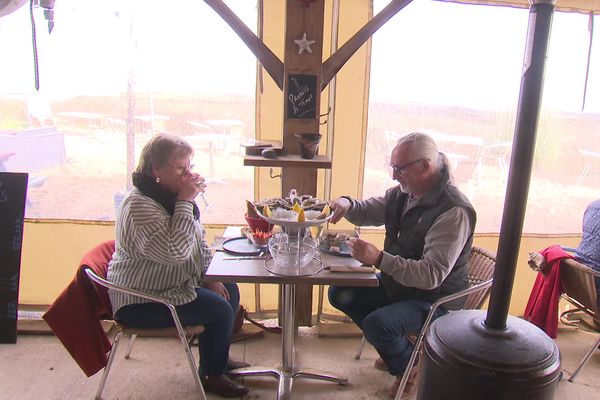 Locaux ou touristes, les clients sont de retour pour manger des huîtres.