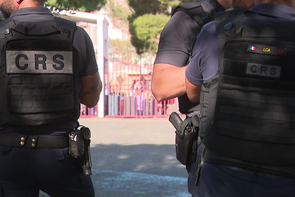 Des CRS en surveillance devant un lycée de Bastia ce vendredi 13 octobre.