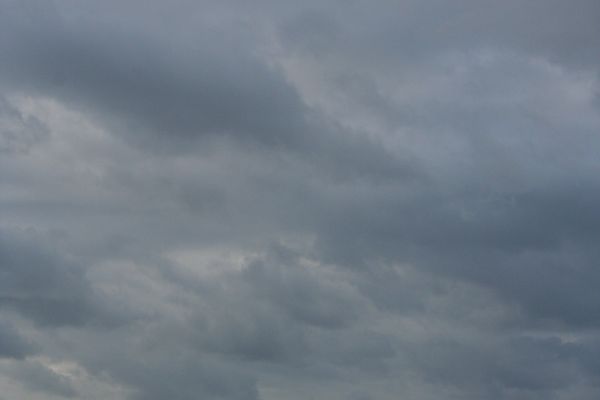 Un ciel gris sous les rafales, ce SAMEDI à Deauville.